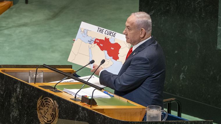 El primer ministro israelí, Benjamin Netanyahu, muestra un mapa de la región junto a los países que amenazan a Israel