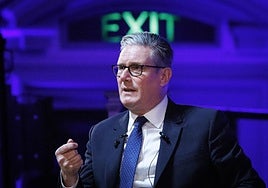 Starmer impulsa un polémico sistema de identificación digital obligatoria en el Reino Unido para frenar la inmigración ilegal