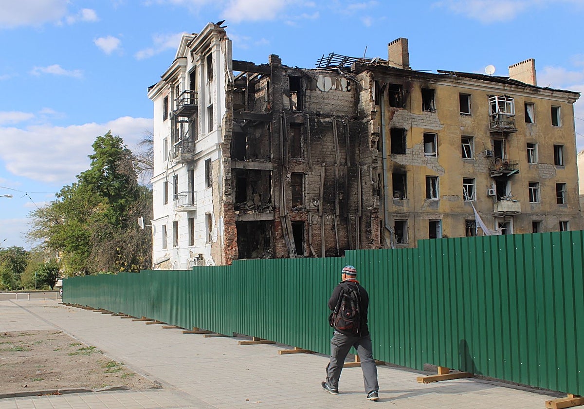 Edificio parcialmente destruido en Kramatorsk, Ucrania