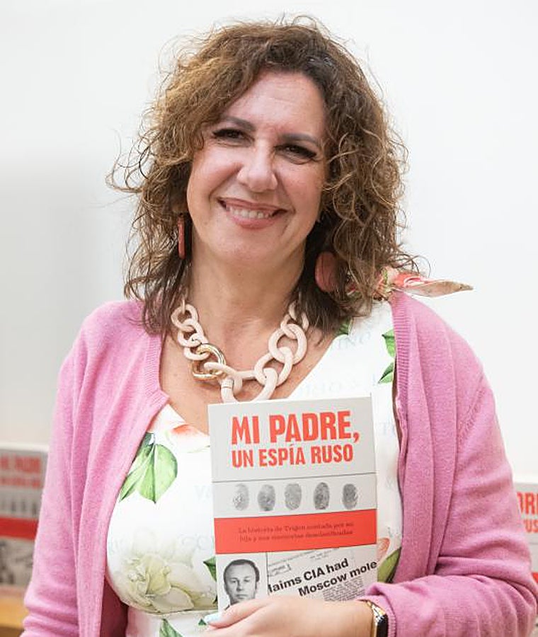 Imagen de Alejandra Suárez sosteniendo su último libro sobre su padre