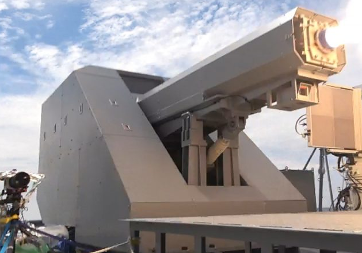 Imágenes de uso práctico de un cañón electromagnético en un buque japonés