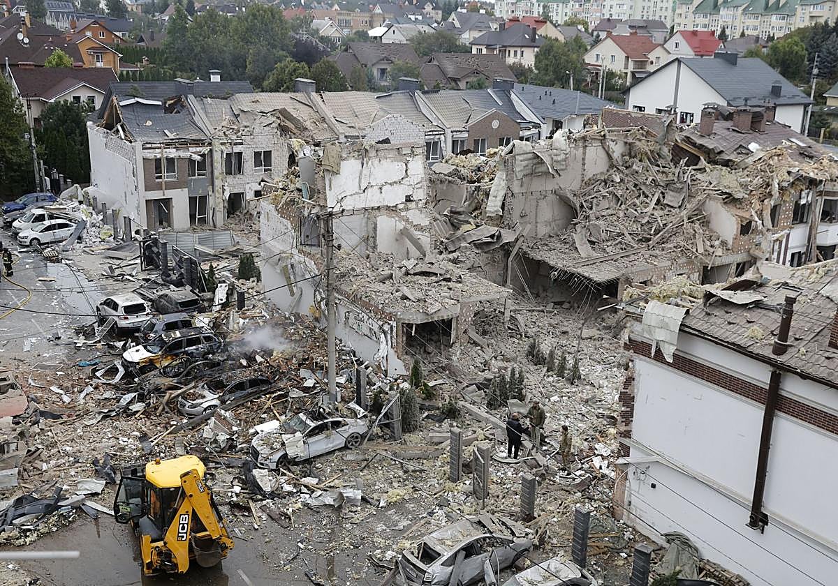 Edificios dañados como resultado del ataque ruso sobre la capital ucraniano