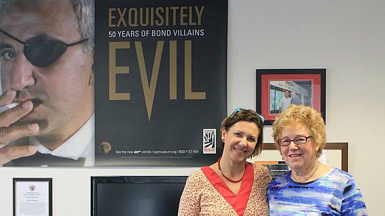 En la imagen, Alejandra Suárez y Martha Peterson en Spy Museum