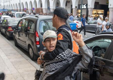 Imagen secundaria 1 - Imágenes de las detenciones en las manifestaciones de Rabat