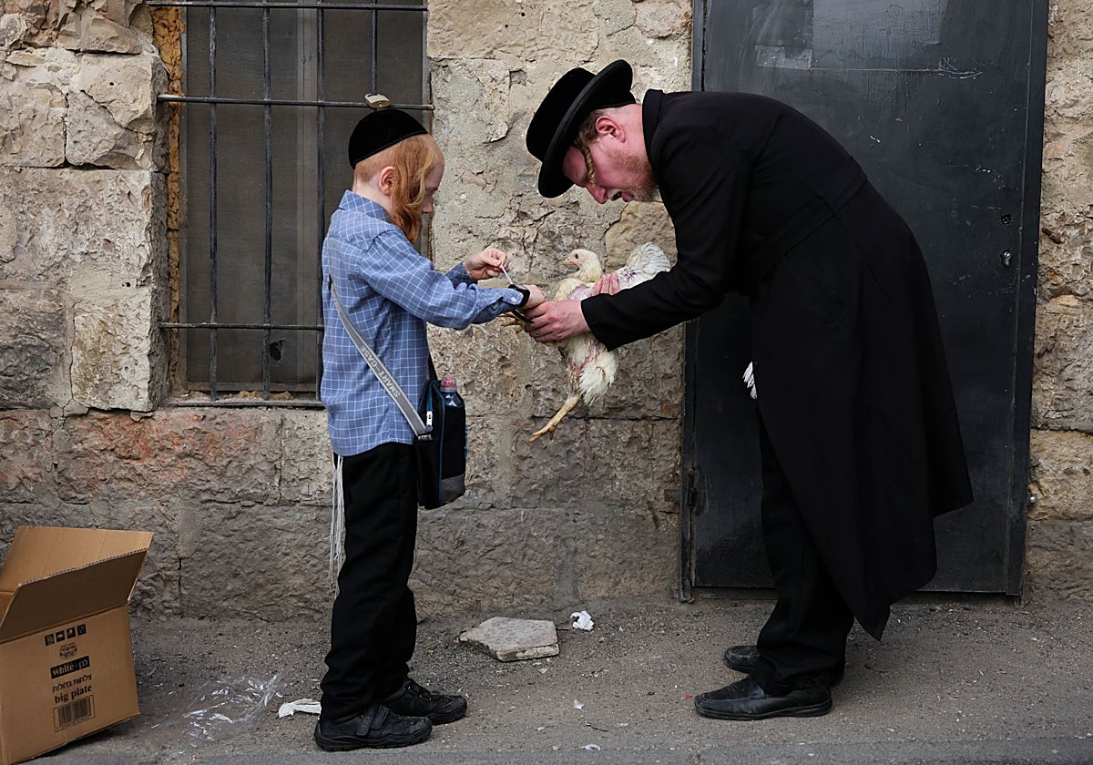 Ritual de kaparot antes de Yom Kipur en el barrio de Mea Shearim de Jerusalén
