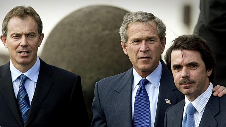 Tony Blair, George W. Bush y José María Aznar, en la reunión de las Azores