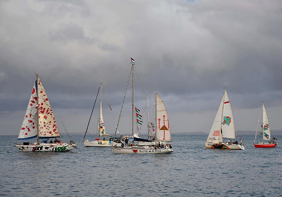 Las embarcaciones de la Flotilla rumboa a Gaza a su paso por Catania (Italia)