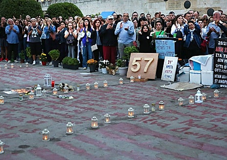 Imagen secundaria 1 - Cientos de personas se reúnen en el centro de la capital par apoyar la causa de Panos