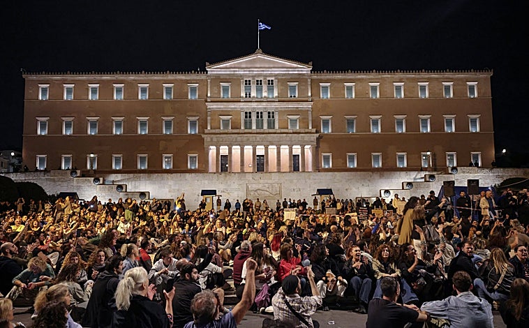 Imagen principal - Cientos de personas se reúnen en el centro de la capital par apoyar la causa de Panos