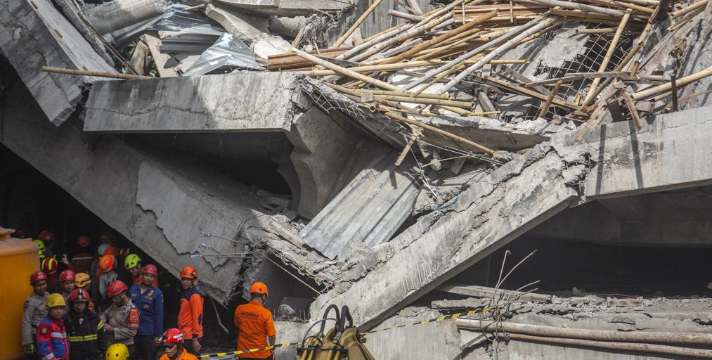 El derrumbe de un colegio en Indonesia deja más de 90 desaparecidos