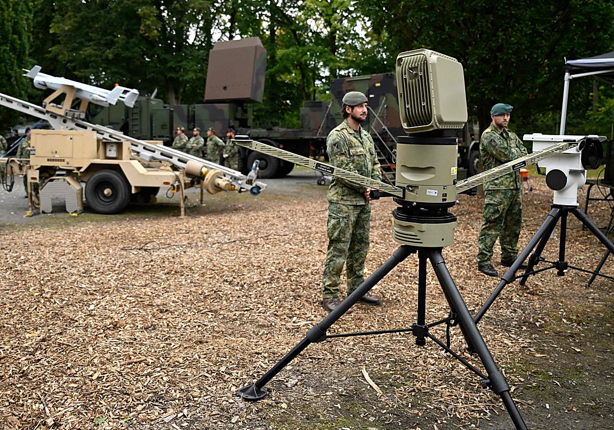 Sistemas antidrones en exhibición durante una visita oficial al cuartel de la OTAN en Alemania