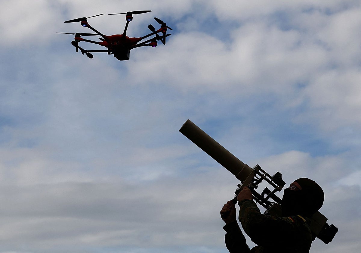 Un soldado de las fuerzas armadas alemanas demuestra un inhibidor de drones HP 47 durante un entrenamiento