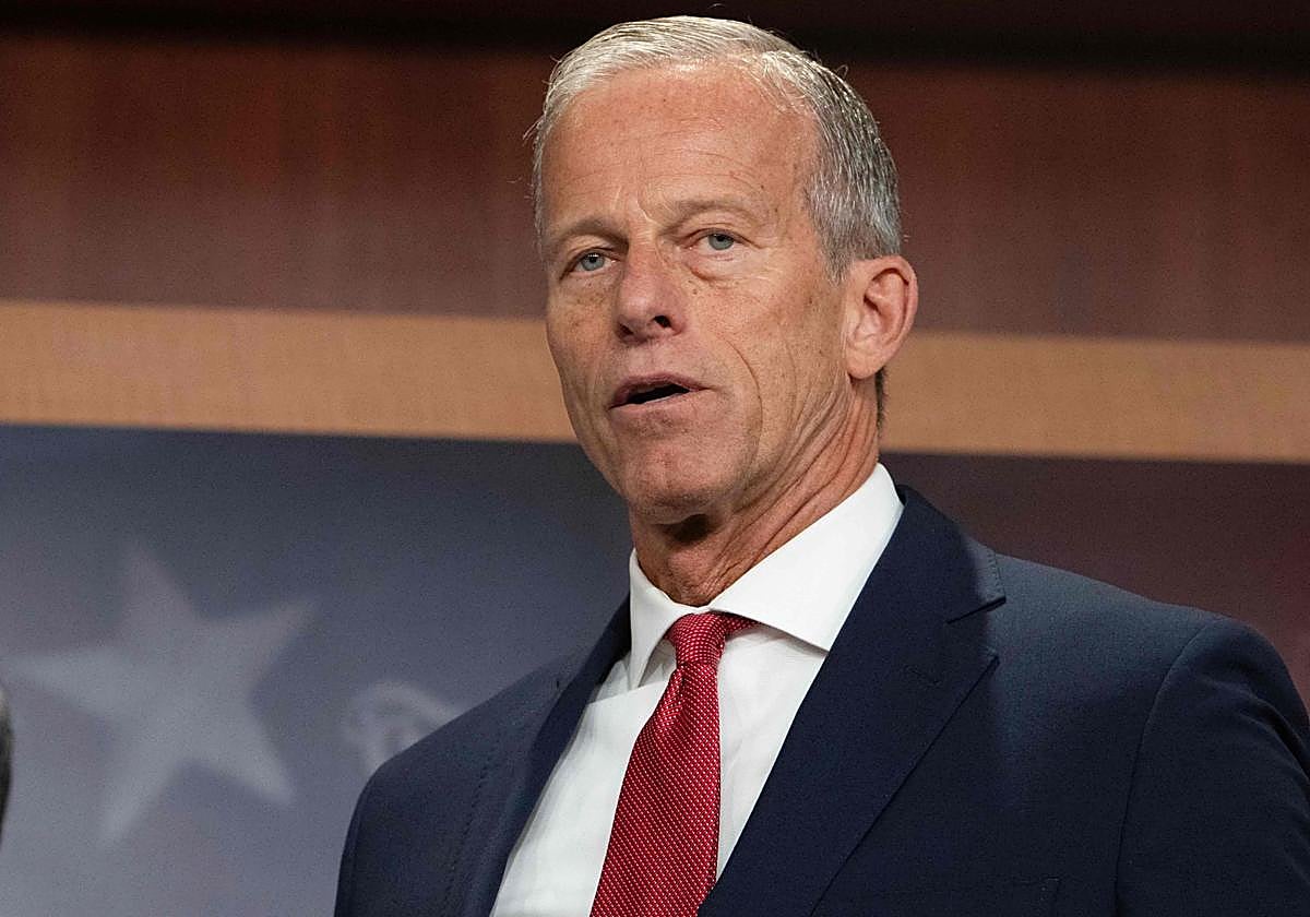 El líder de la mayoría del Senado estadounidense, John Thune (republicano por Dakota del Sur), observa durante una conferencia de prensa tras la votación del Senado en el Capitolio de Washington, D.C.