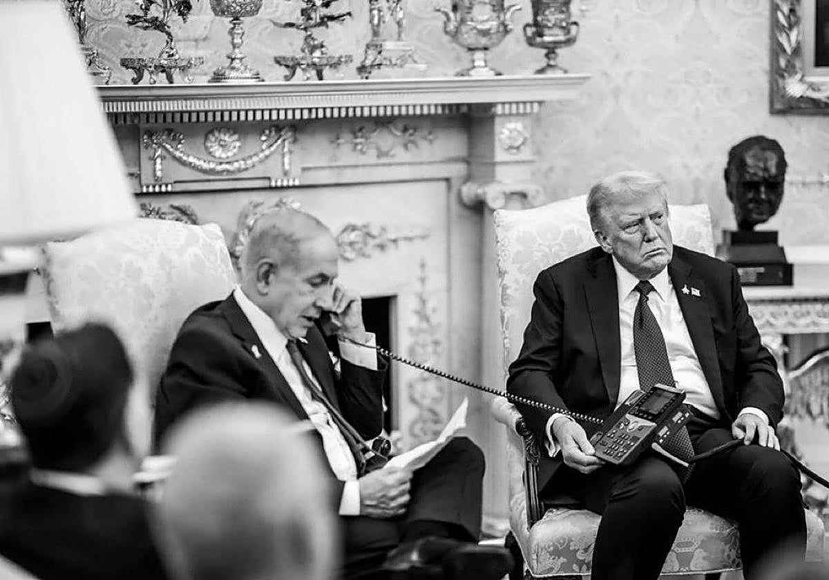 Donald Trump, sujetando el teléfono al primer ministro israelí, Benjamín Netanyahu, quien se disculpó desde el Despacho Oval con su homólgo qatarí por el ataque de Israel sobre Doha