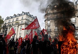 Miles de personas salen a las calles en Francia ante el plan presupuestario que perfila el primer ministro