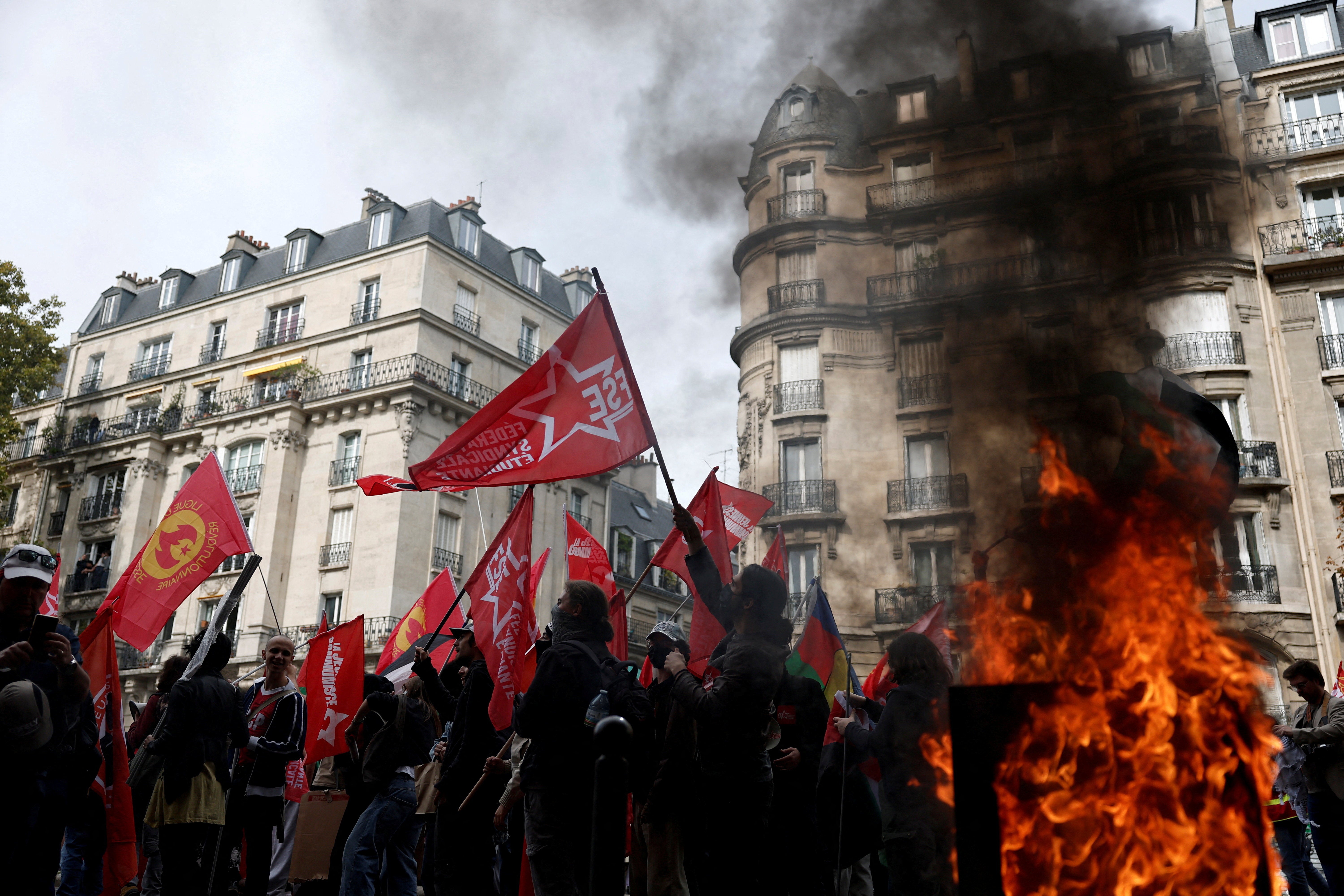 Miles de personas salen a las calles en Francia ante el plan presupuestario que perfila el primer ministro