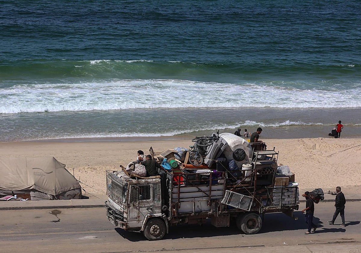Varios palestinos se trasladan al sur de Gaza con todas sus pertenencias
