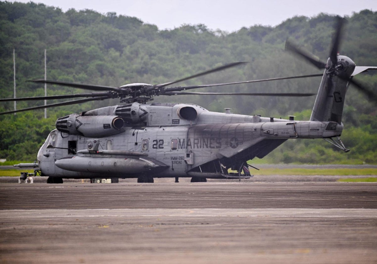 Un helicóptero Sikorsky CH-53K King Stallion de la Marina de los Estados Unidos, en el aeropuerto José Aponte de la Torre, en Puerto Rico