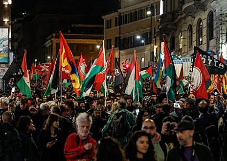 Imagen secundaria 1 - La gente grita «¡Huelga general, bloqueemos todo!» durante una manifestación en apoyo al pueblo palestino y a la Flotilla Global Sumud (GSF) en Roma, Italia