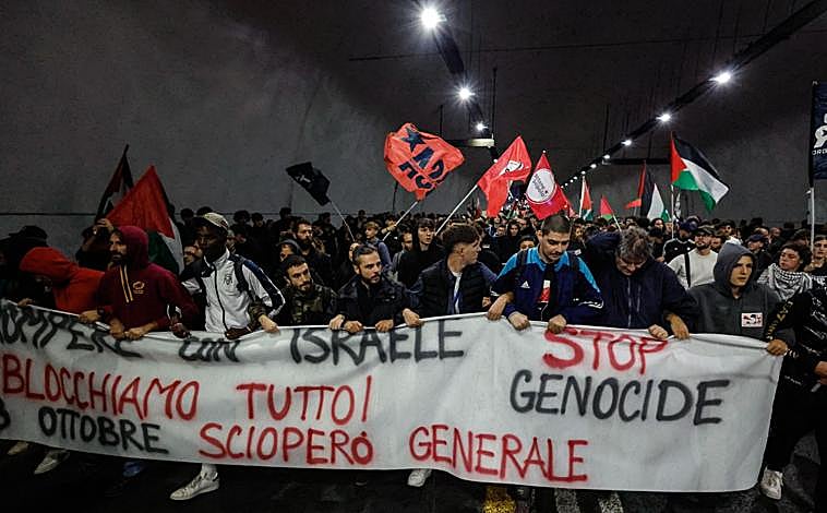 Imagen principal - La gente grita «¡Huelga general, bloqueemos todo!» durante una manifestación en apoyo al pueblo palestino y a la Flotilla Global Sumud (GSF) en Roma, Italia