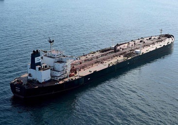 El petrolero ruso retenido por las autoridades francesas leva anclas y continúa su trayecto