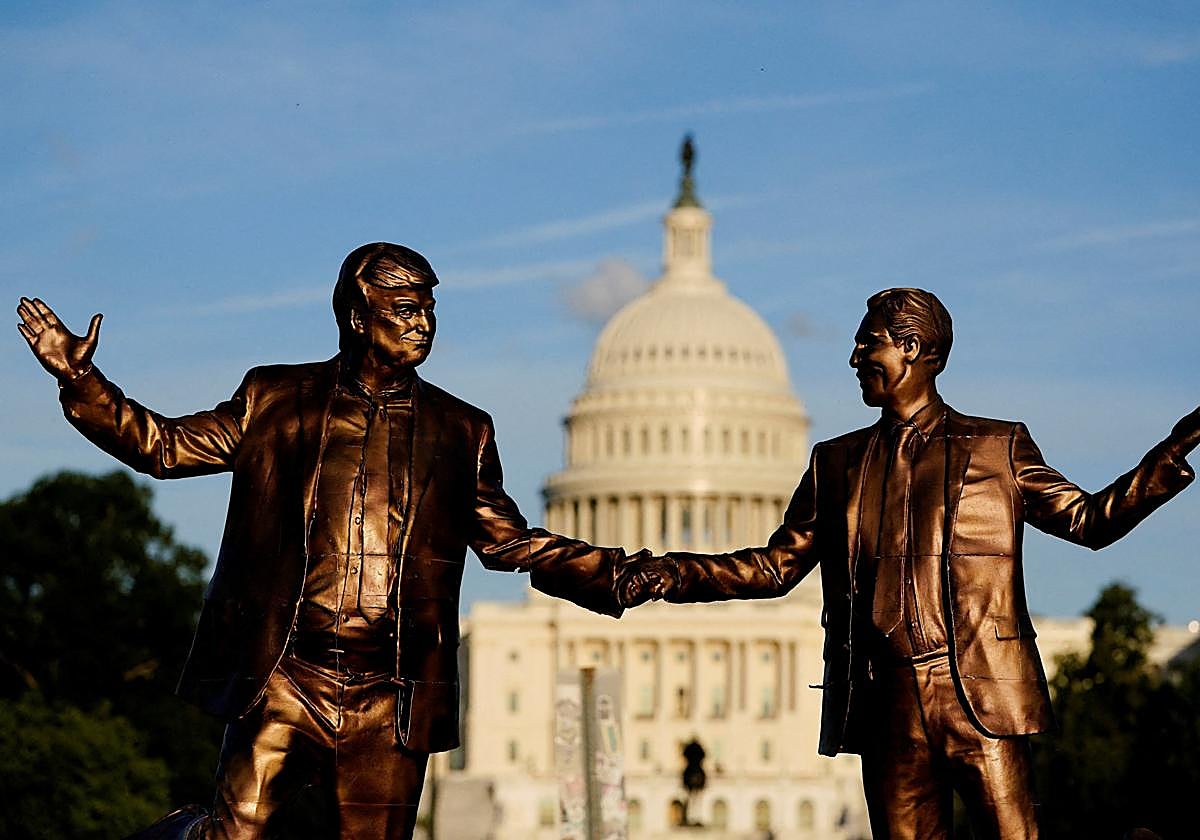Colocan de nuevo frente al Capitolio la estatua de Trump y Epstein dándose la mano