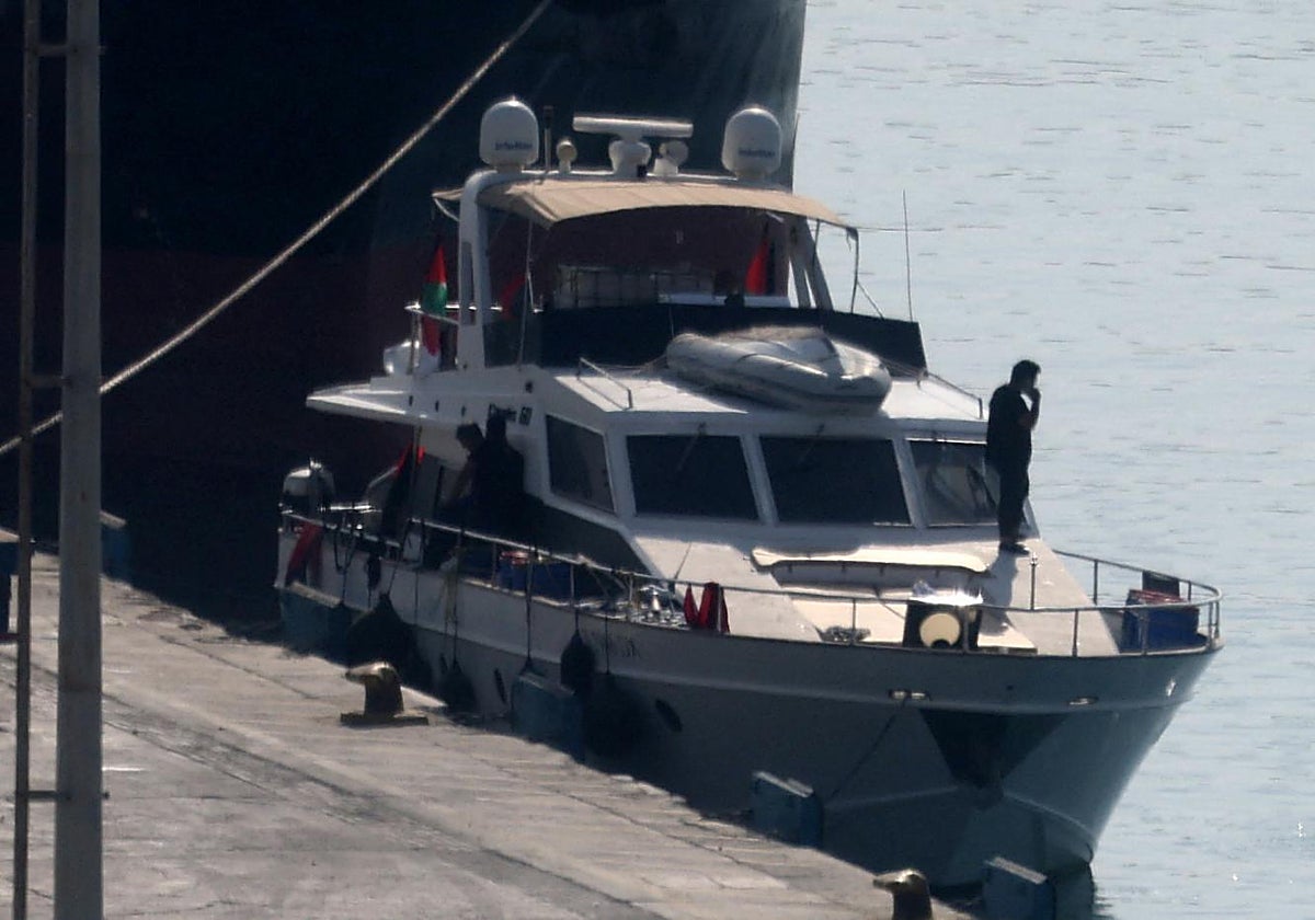 Uno de los barcos de la flotilla interceptado por Israel y bloqueado en el puerto de Larnaca