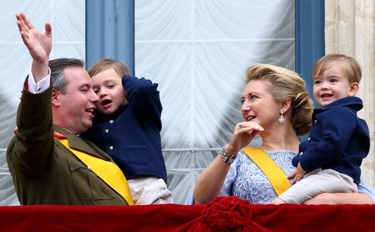 Hoofdfoto - Foto 1: Groothertogen Willem en Stéphanie met hun kinderen Charles en Francis. Foto 2: Ondertekening van Henri's troonsafstand. Foto 3: Vader en zoon met hun echtgenotes vlak voor de beëdiging.
