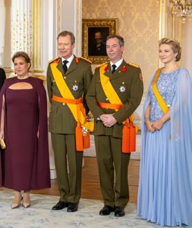 Secundaire afbeelding 2 - Foto 1: Groothertogen Willem en Stéphanie met hun kinderen Charles en Francis. Foto 2: Ondertekening van Henri's troonsafstand. Foto 3: Vader en zoon met hun echtgenotes vlak voor de beëdiging.