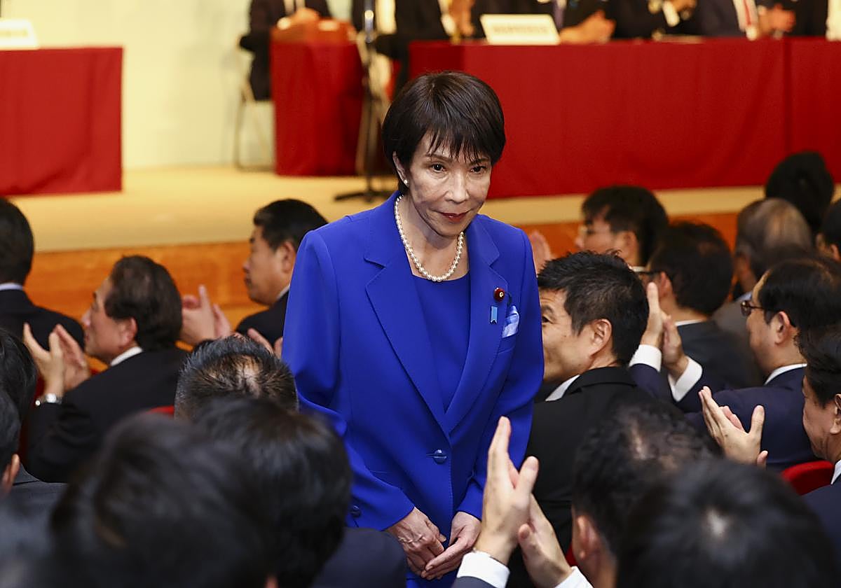 Takaichi recibe aplausos tras ganar las primarias del Partido Liberal Democrático de Japón