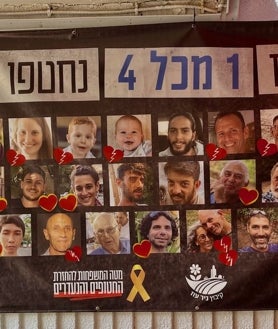 Imagen secundaria 2 - El 7 de octubre de 2023, ekibutz Nir Oz fue asaltado por terroristas de Hamás y civiles de Gaza que mataron a 64 de sus 400 habitantes y se llevaron secuestrados a otros 76, entre ellos niños. Dos años después, muchas de sus casas siguen destrozadas y nueve de sus vecinos continúan cautivos en la Franja: cuatro con vida y cinco muertos