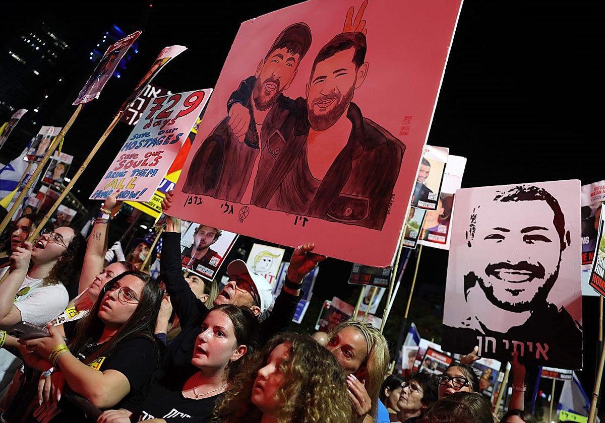 Manifestación en la Plaza de los Rehenes de Tel Aviv reclamando el regreso de los secuestrados israelíes en Gaza