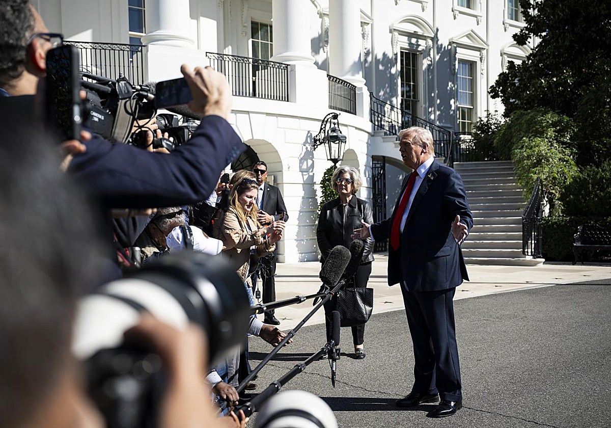 Trump responde a la prensa minutos antes de volar hacia la base naval de Norfolk este domingo
