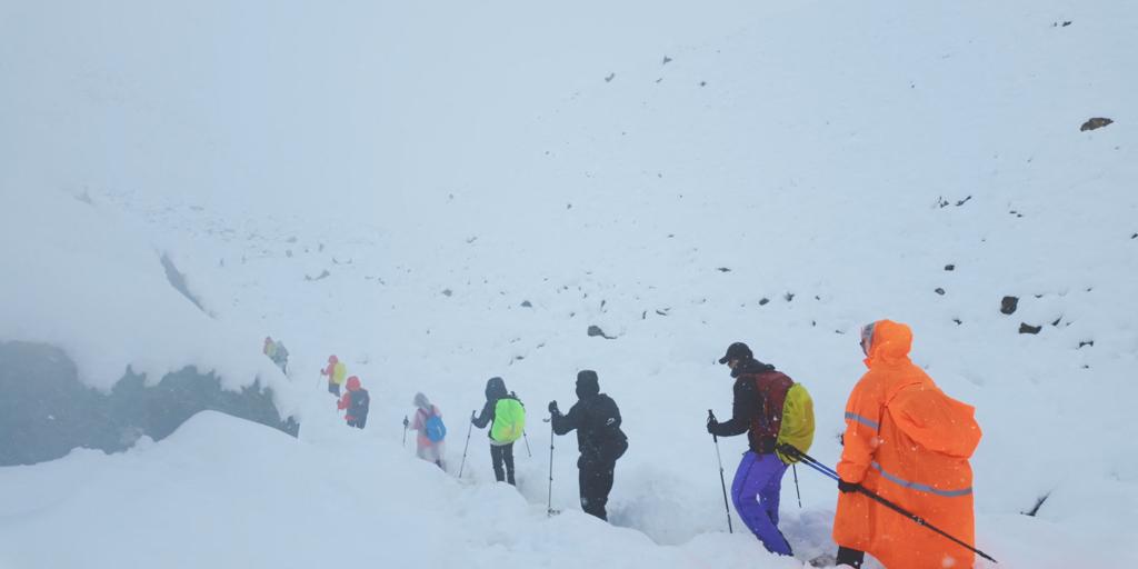 Cientos de excursionistas quedan atrapados en el Everest por una fuerte tormenta en el Tíbet