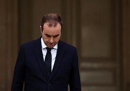 Dimite el primer ministro de Francia horas después de presentar su Gabinete
