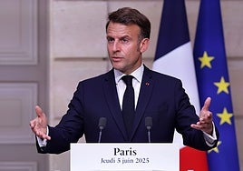 Francia pide la dimisión de Macron, hundido y escondido en el Elíseo