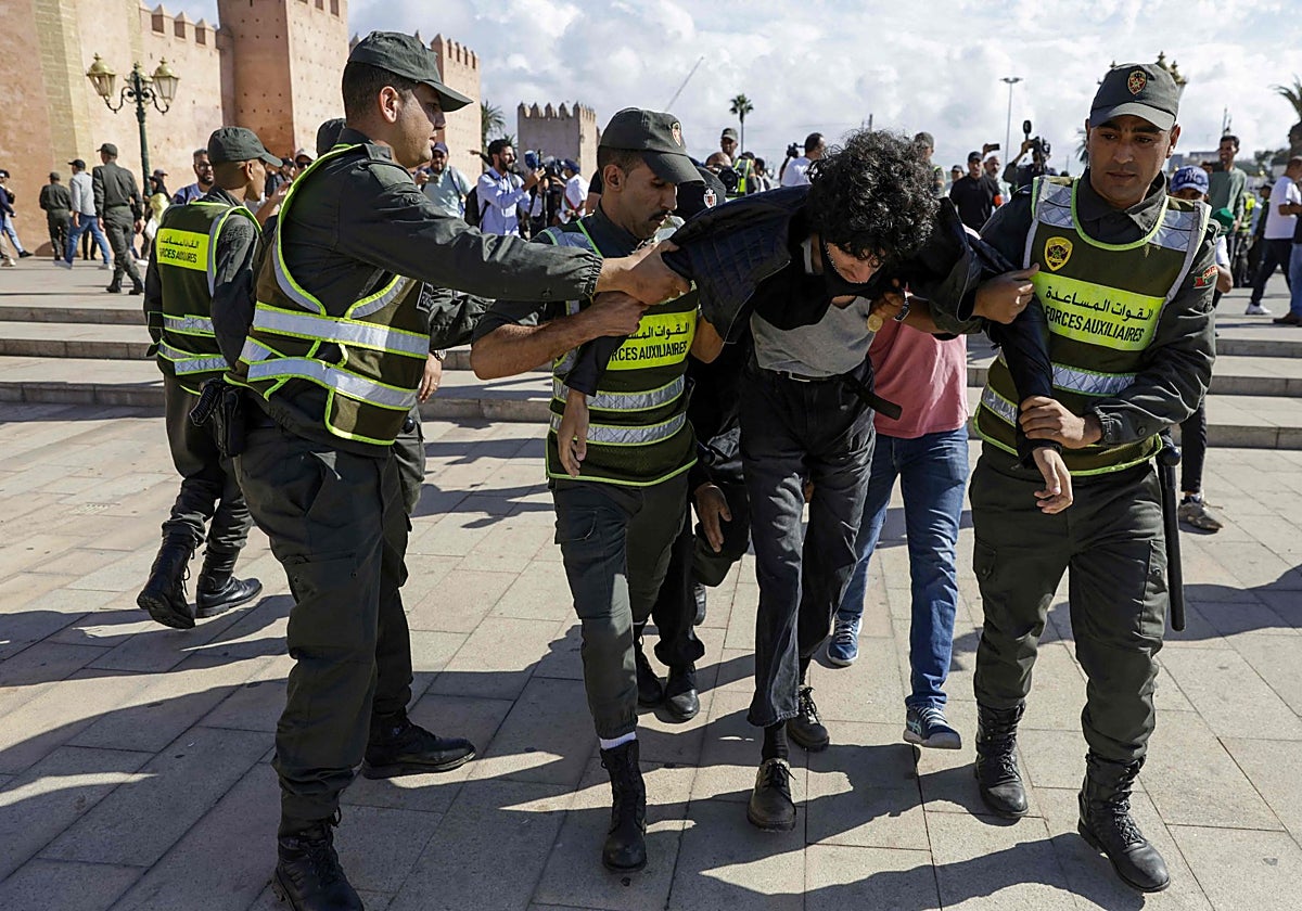Un joven es detenido por participar en las protestas en Rabat, Marruecos