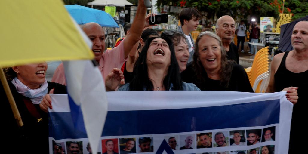Las familias de los rehenes celebran el acuerdo con Hamás y piden a Netanyahu que no se demore en aprobarlo