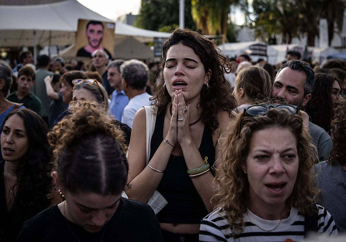 Familiares de los rehenes celebran la llegada del alto el fuego en Tel Aviv