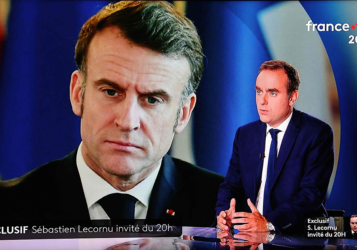 Un pantallazo de televisión muestra al primer ministro saliente de Francia, Sébastien Lecornu, con una imagen de Macron de fondo, durante una entrevista transmitida en France 2