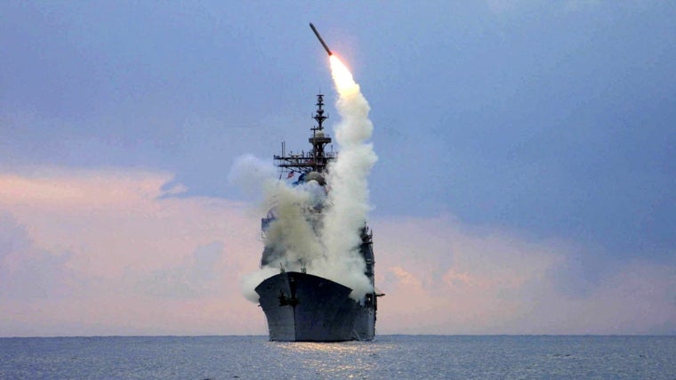 Un misil Tomahawk es disparados desde el USS Cape St. Georg