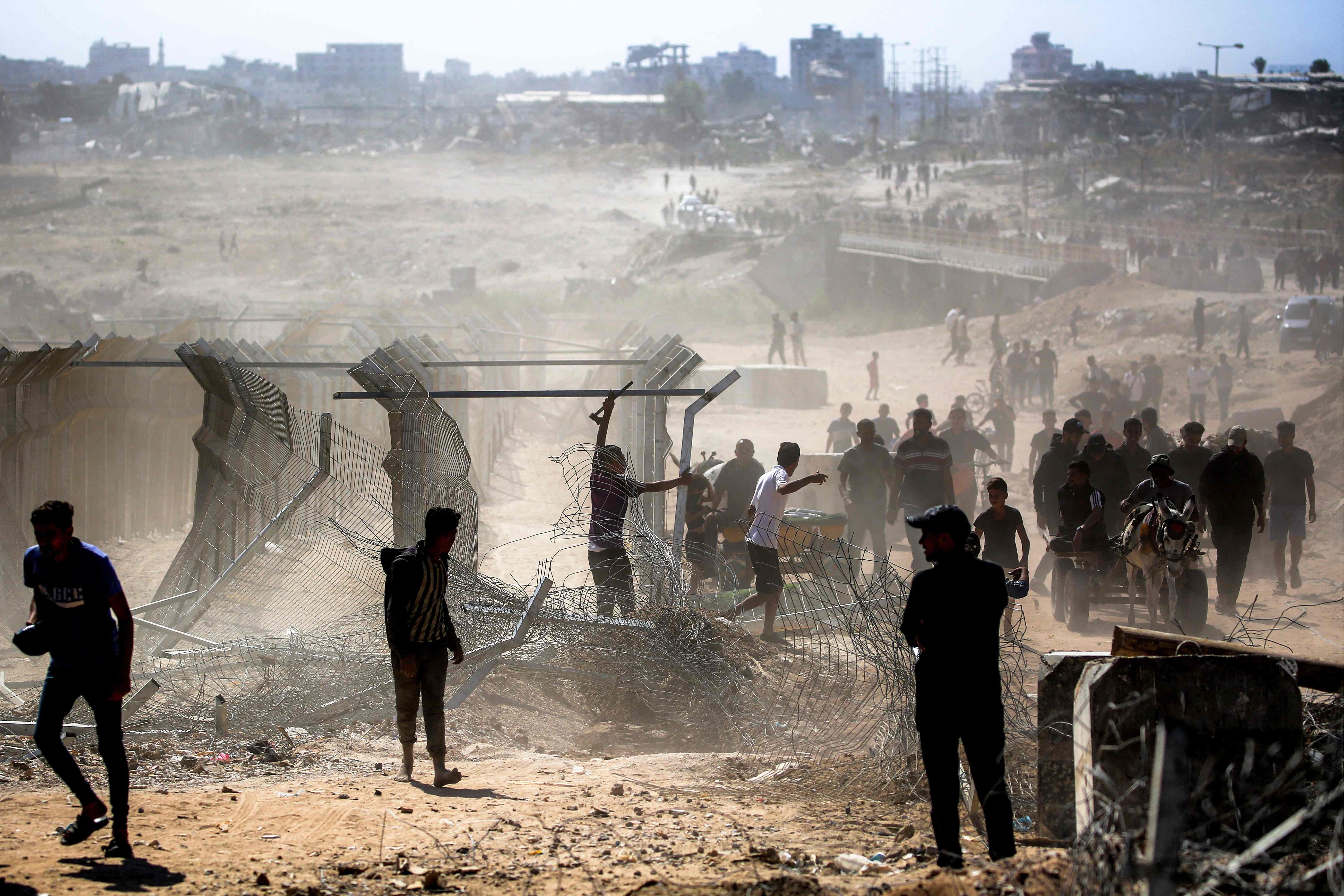 Hombres tratan de retirar la valla del «corredor de Netzarim».
