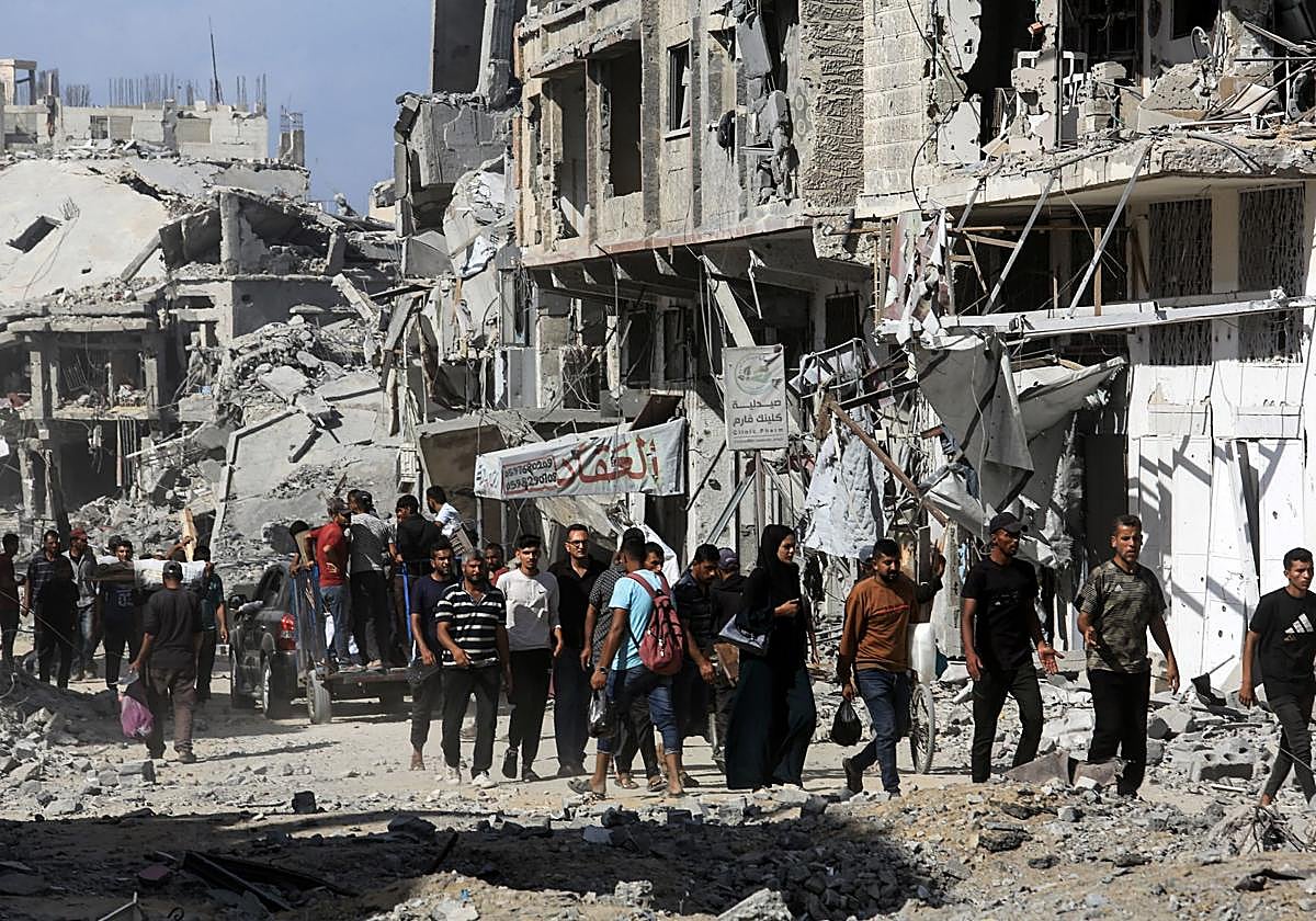 Palestinos desplazados regresan a sus hogares después de que el Ejército israelí se retirara de algunas áreas al este de Jan Yunis, en el sur de la franja de Gaza