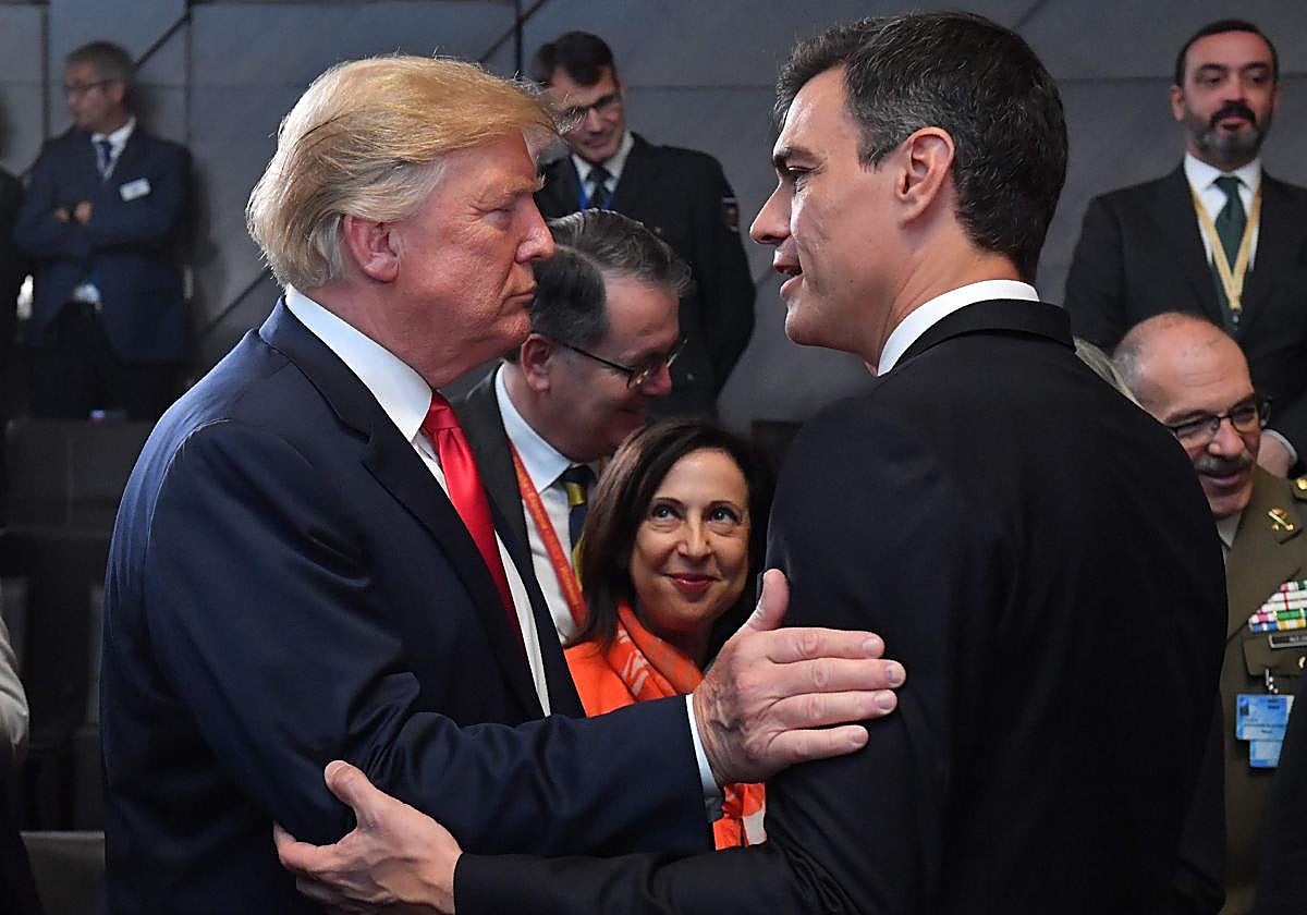 El presidente del Gobierno español, Pedro Sánchez, habla con el presidente estadounidense, Donald Trump, a su llegada para asistir a la reunión del Consejo del Atlántico Norte durante la cumbre de la OTAN (Organización del Tratado del Atlántico Norte), en la sede de la OTAN en Bruselas, el 11 de julio de 2018