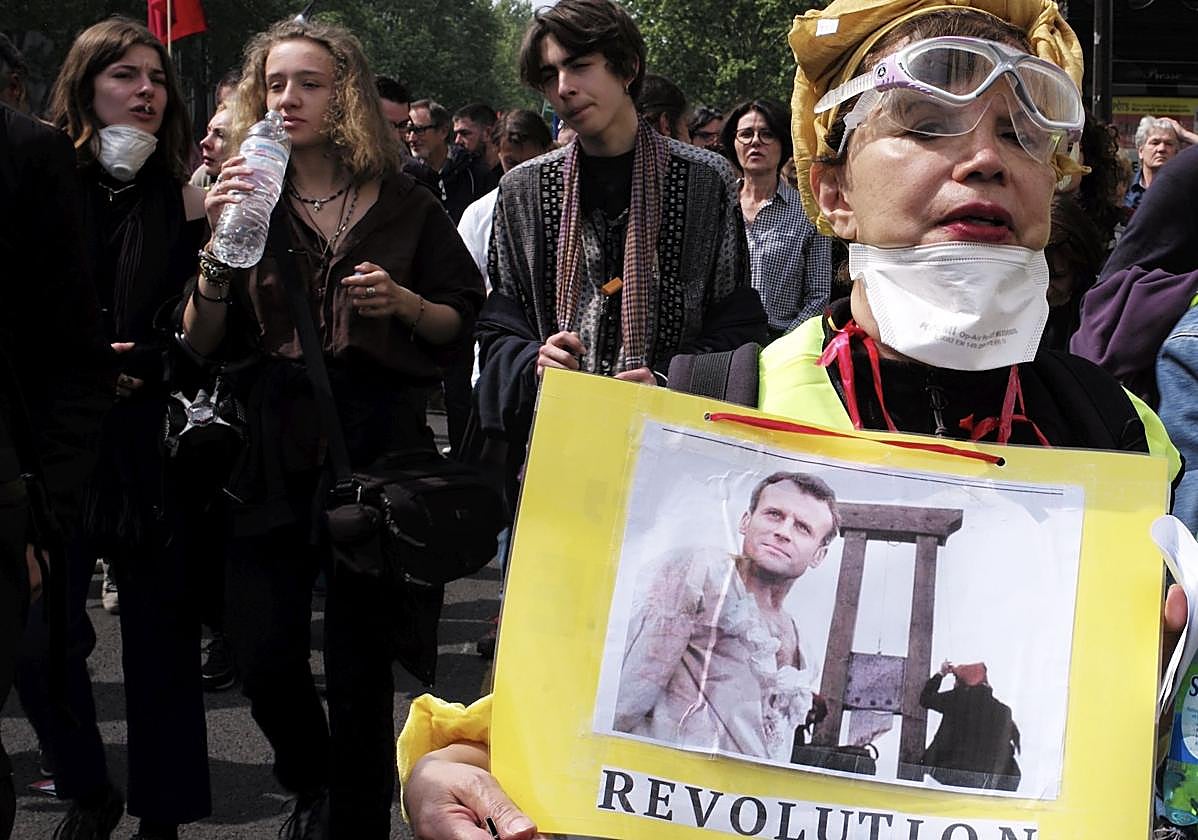 La formación de un nuevo gobierno francés, condenado a la censura, es percibida como una «agravación del caos