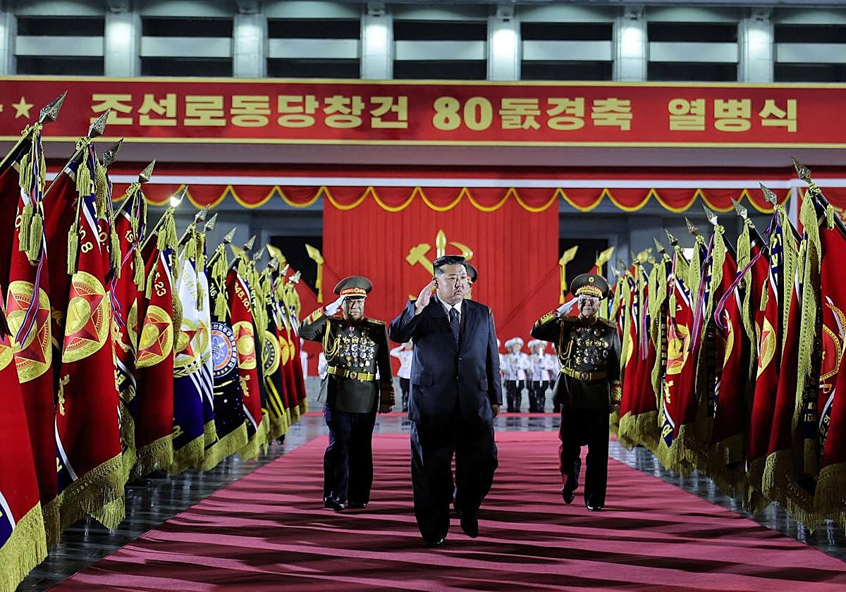 El líder norcoreano Kim Jong-un asiste a un desfile militar para celebrar el 80.º aniversario de la fundación del gobernante Partido de los Trabajadores de Corea