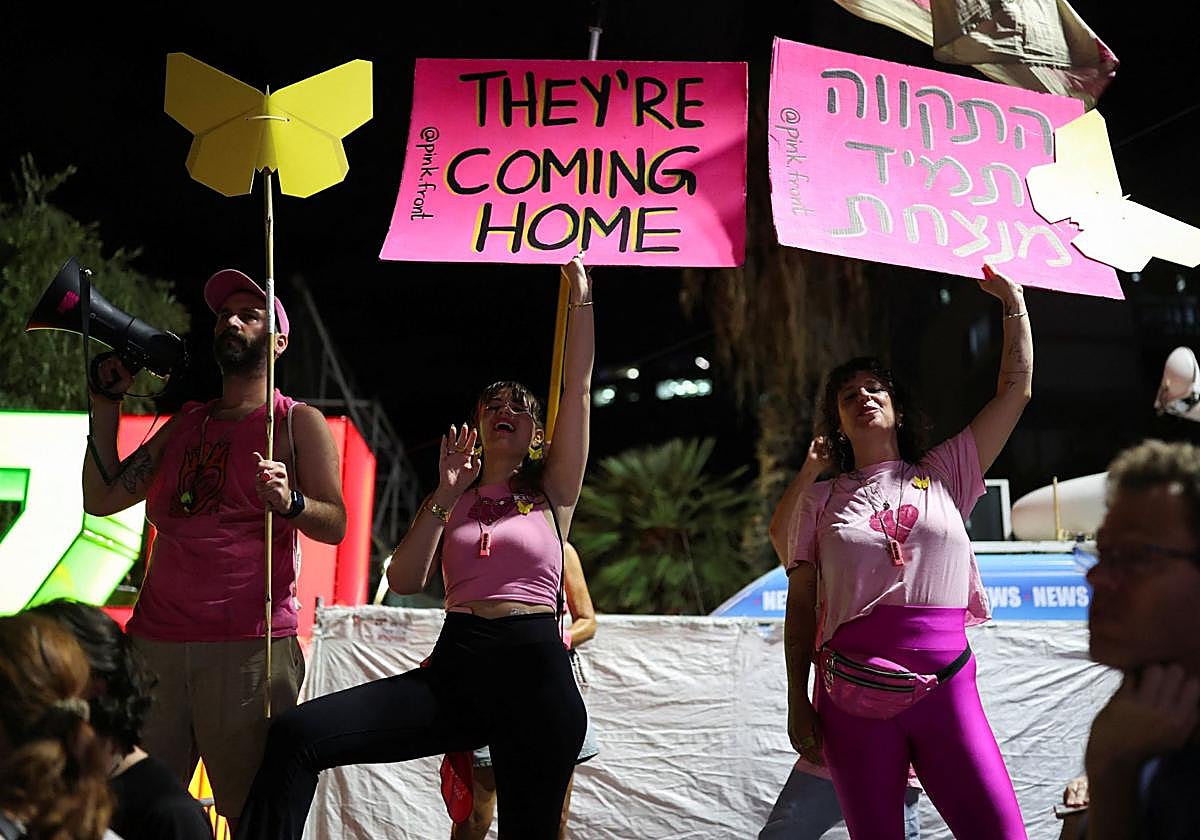 Israelíes se reúnen en la Plaza de los Rehenes tras la entrada en vigor del alto el fuego