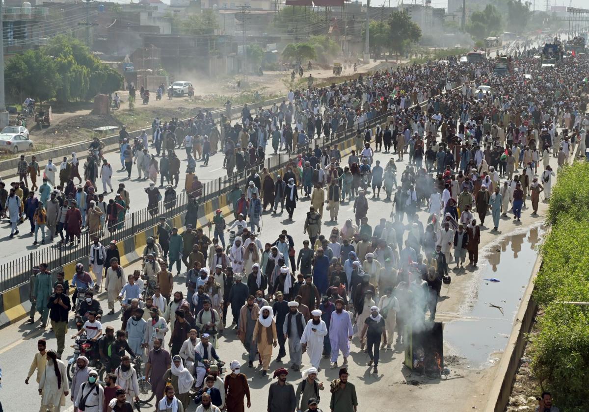 Simpatizantes del partido político islámico Tehrik-e-Labaik Pakistan (TLP) se congregan frente a la embajada de Estados Unidos en Islamabad