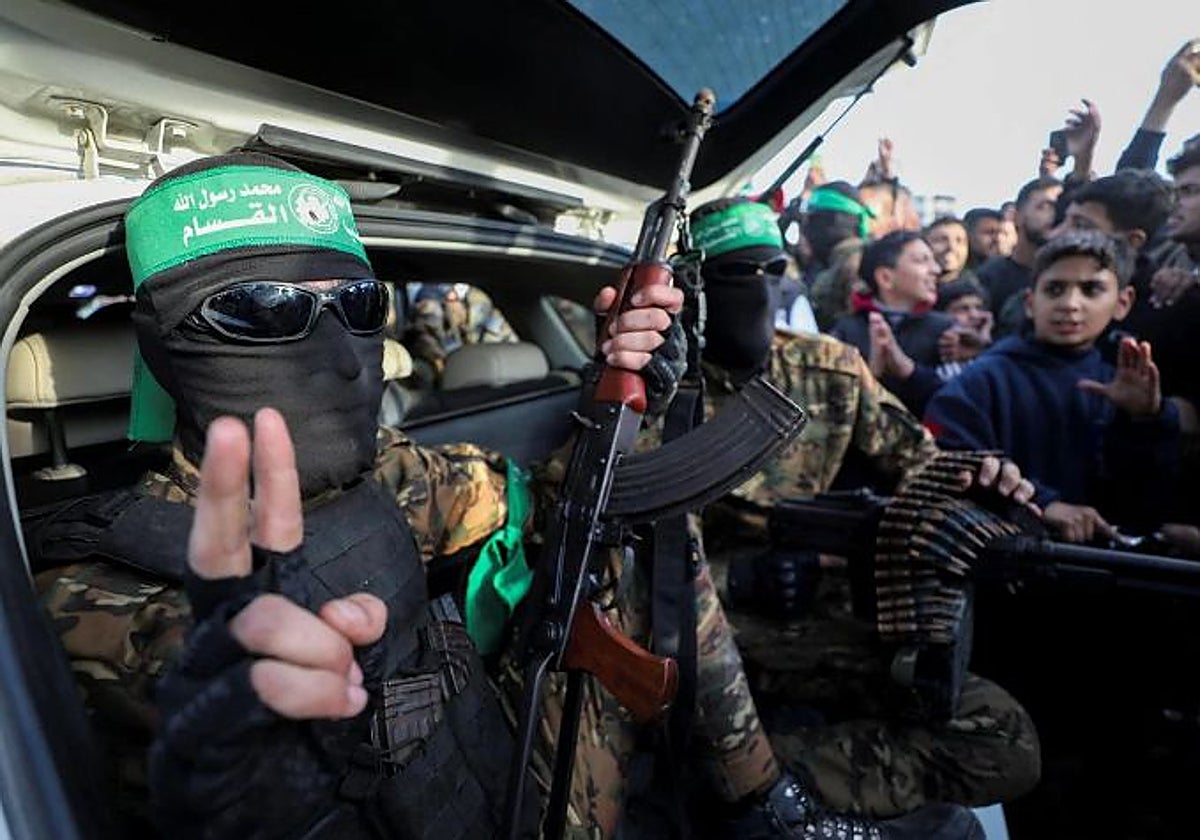 Soldados de Hamás hacen gestos de aprobación