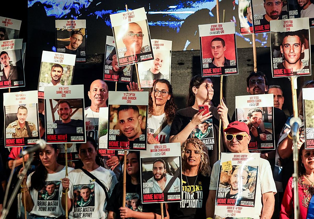 Manifestantes israelíes se concentran en la Plaza de los Rehenes para pedir el retorno de los cautivos en Gaza